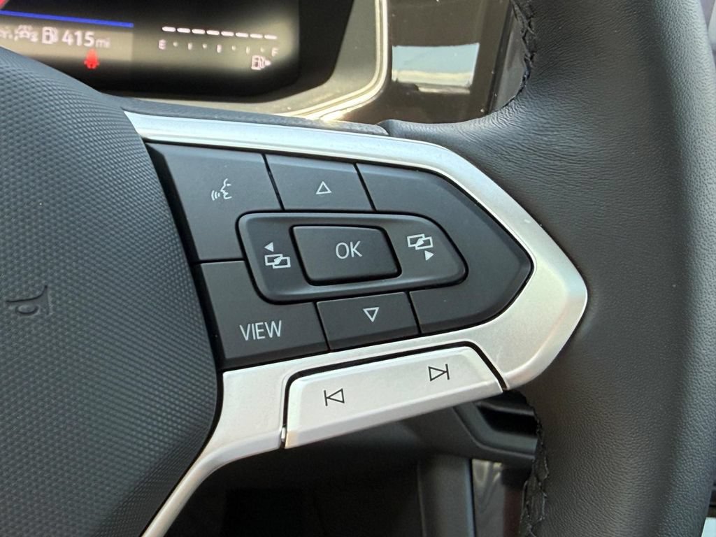 Used 2025 Volkswagen Jetta SE FWD image 17