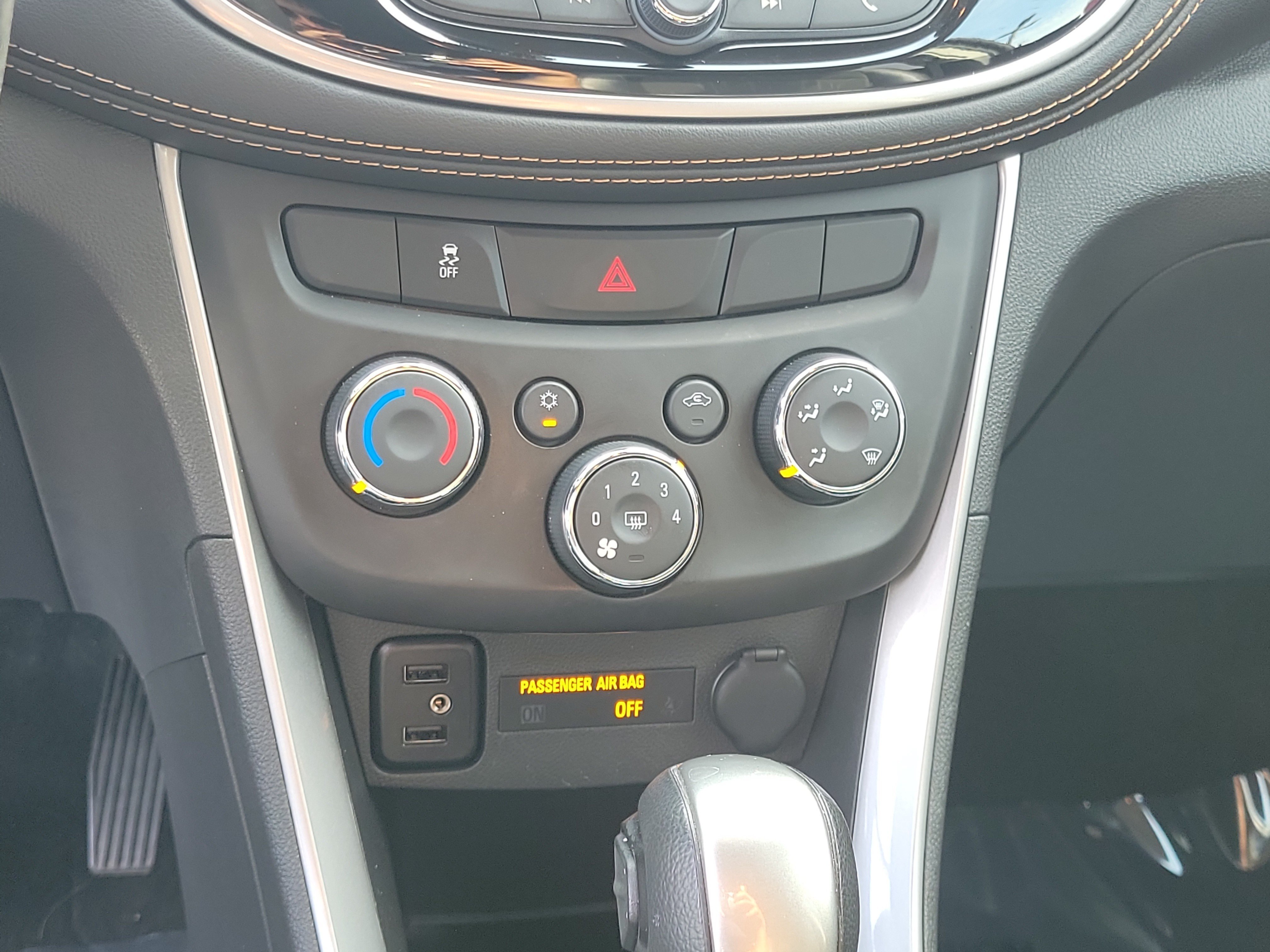 Used 2020 Chevrolet Trax LT w/ LT Convenience Package FWD image 27