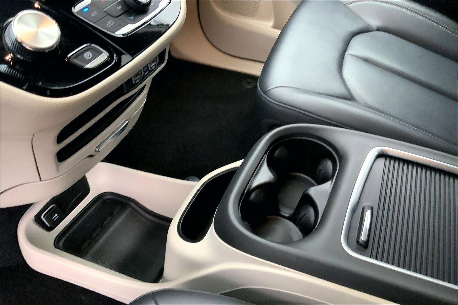 Used 2024 Chrysler Pacifica Select image 17