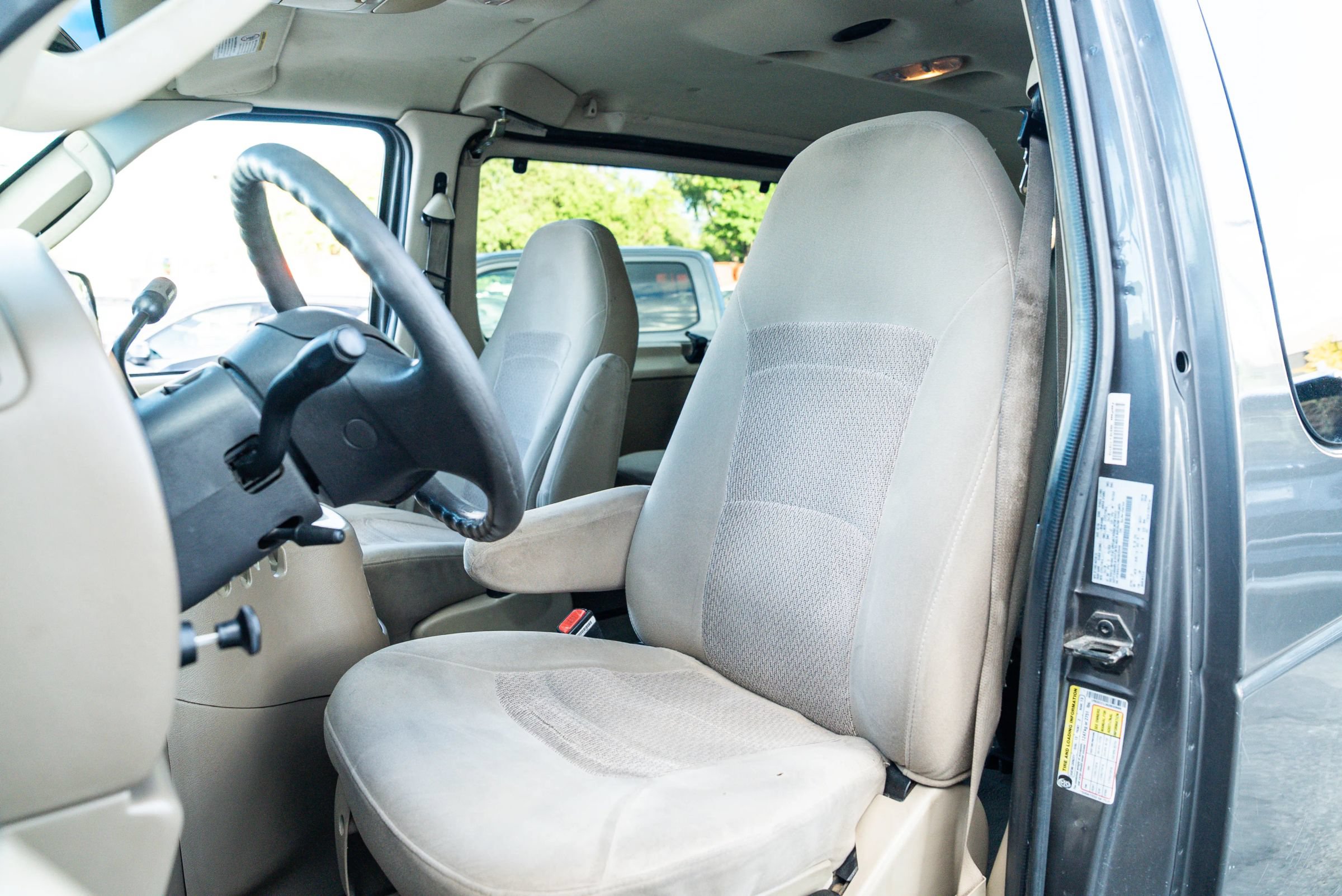 Used 2006 Ford E-350 and Econoline 350 XL RWD image 15