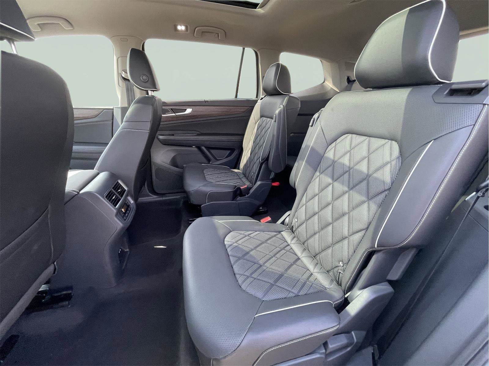 Used 2024 Volkswagen Atlas SEL Premium R-Line image 15