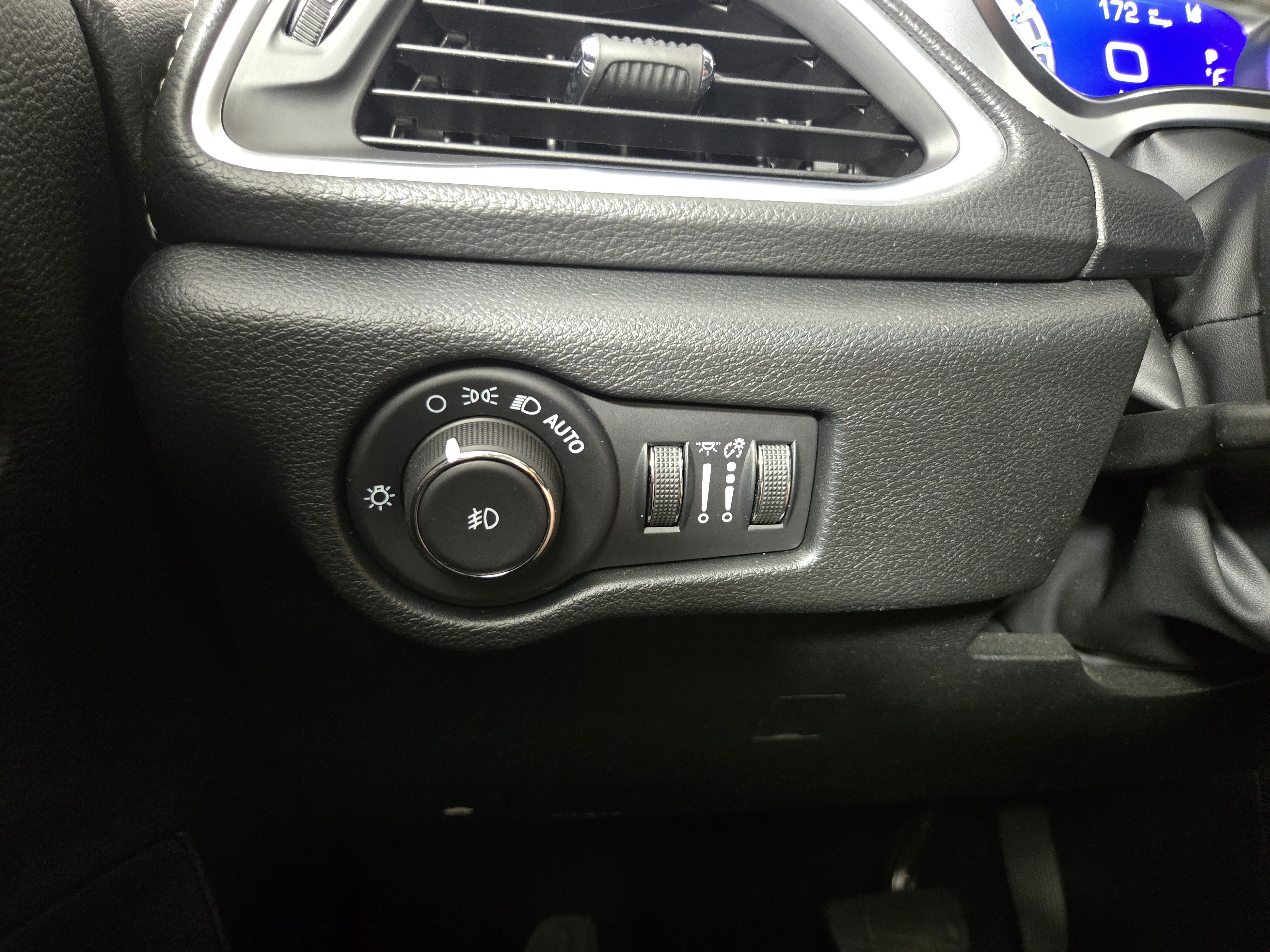 Used 2025 Chrysler Pacifica Limited FWD image 32