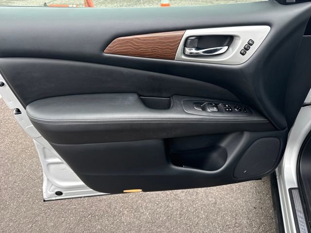 Used 2018 Nissan Pathfinder Platinum w/ Cargo Package image 10