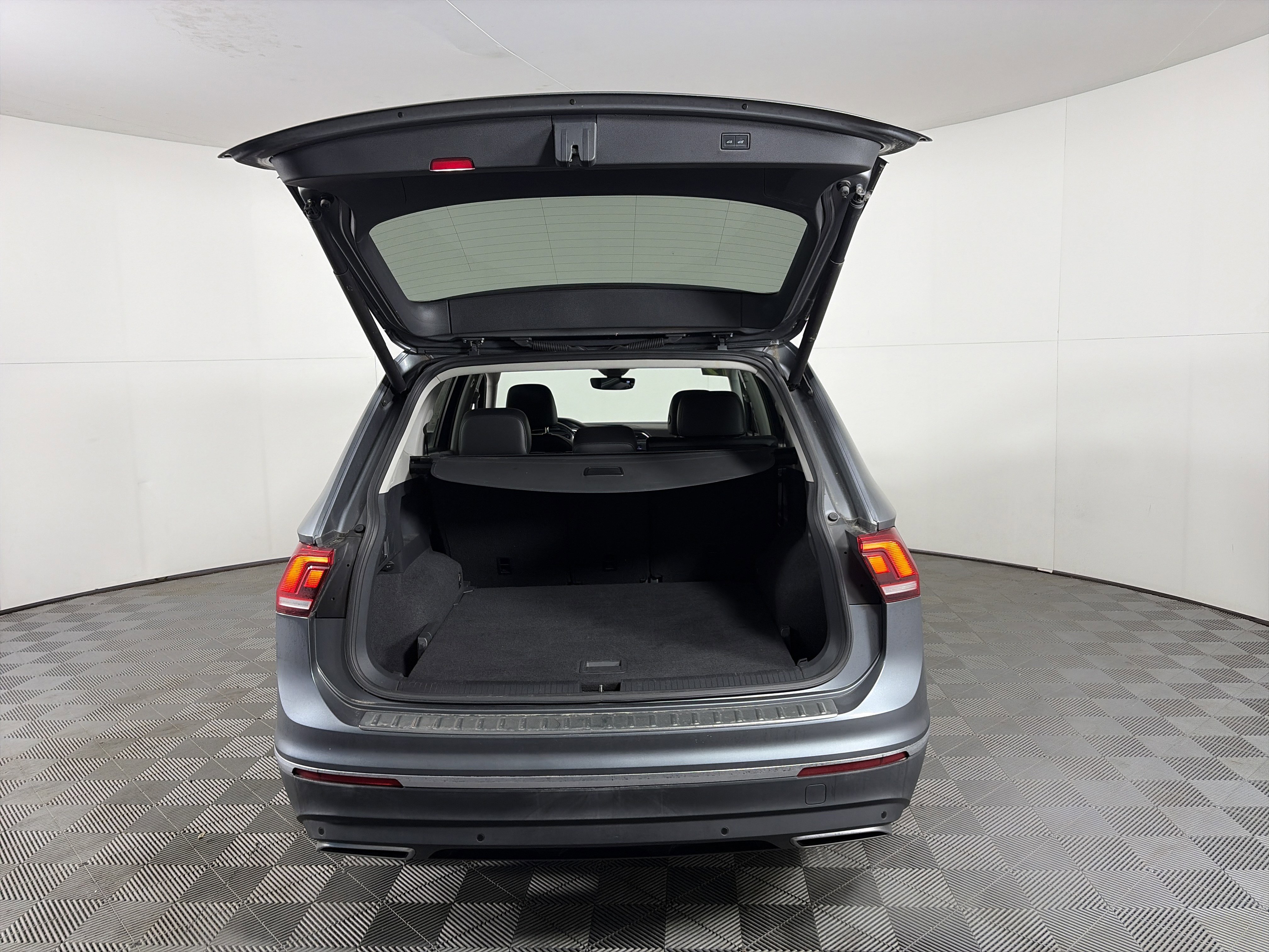 Used 2019 Volkswagen Tiguan SEL Premium image 9