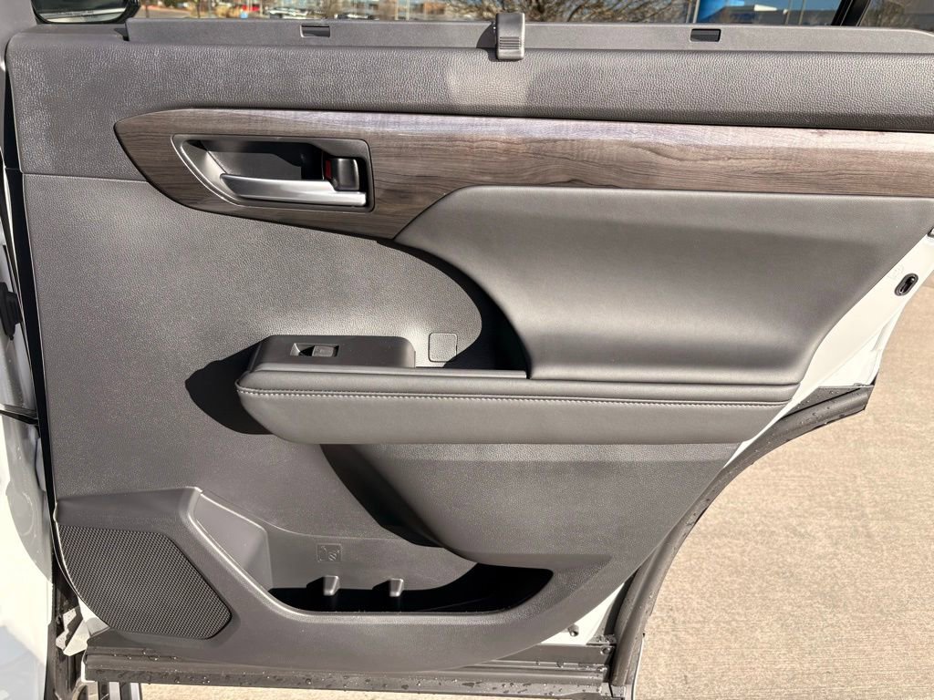 Used 2026 Toyota Highlander Limited image 28