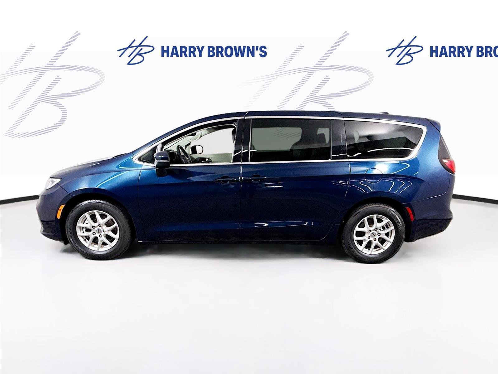 Used 2023 Chrysler Pacifica Touring-L image 28