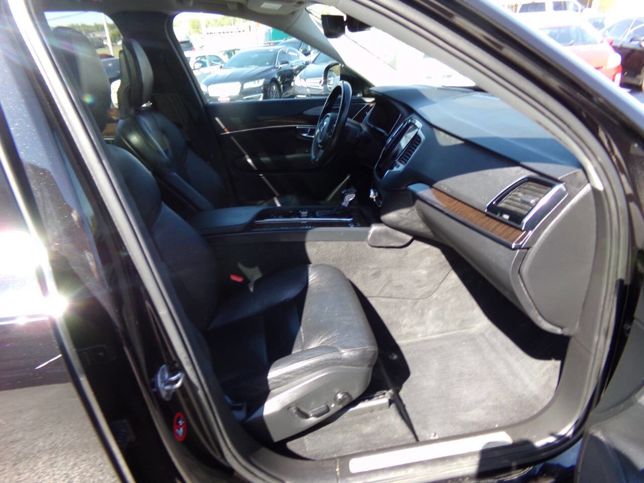 Used 2016 Volvo XC90 T6 Momentum w/ Momentum Plus Package image 30