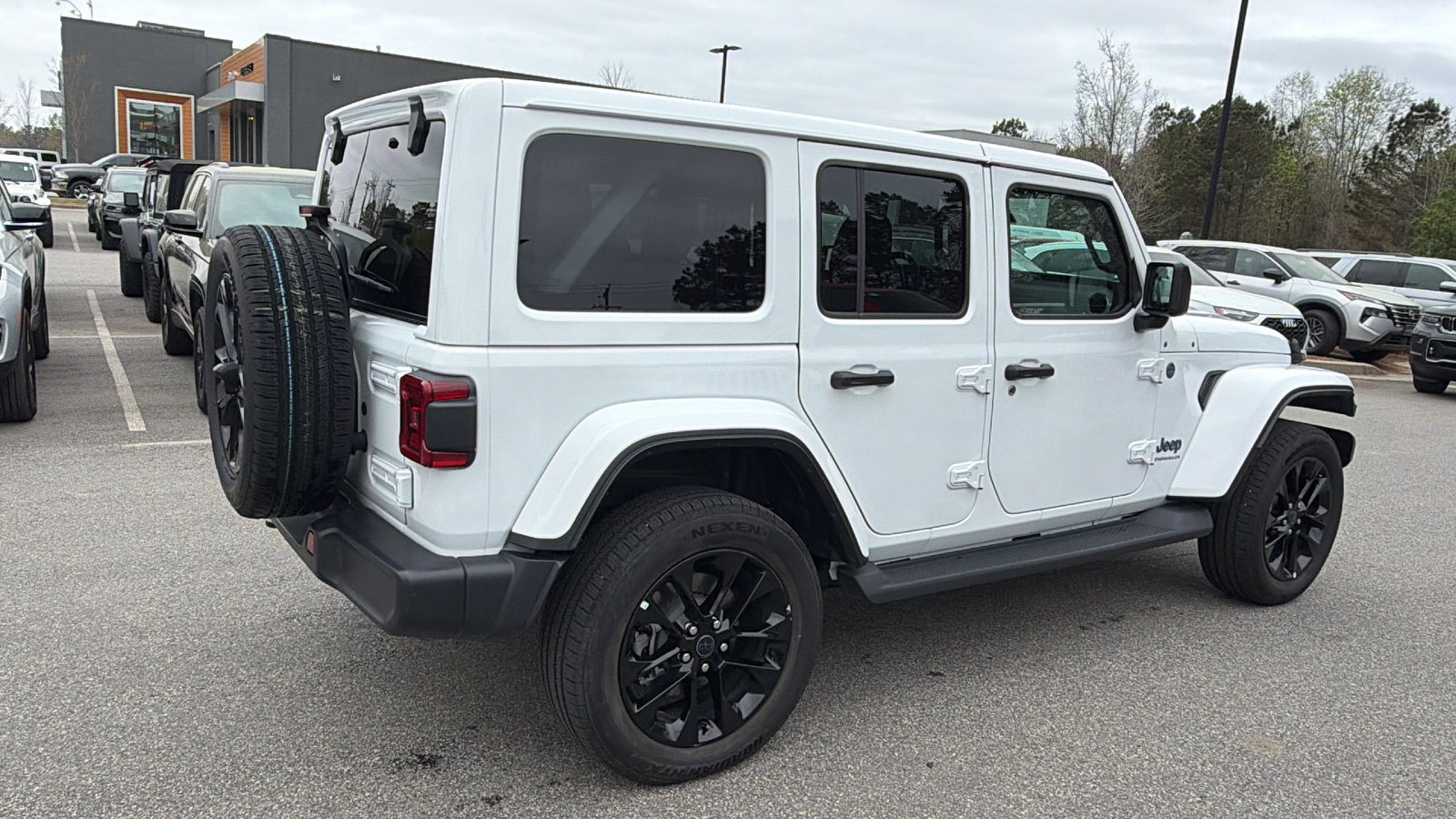 Used 2025 Jeep Wrangler Sahara image 8