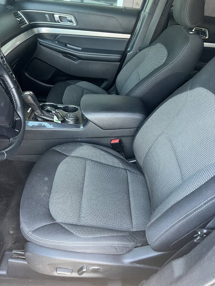 Used 2017 Ford Explorer XLT AWD/4WD image 7