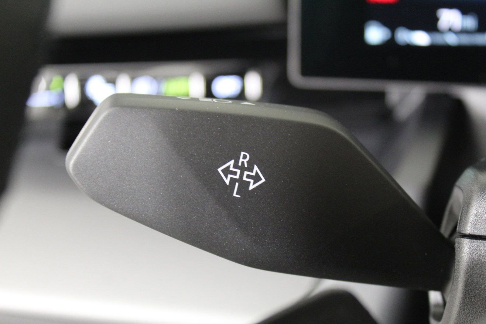 Used 2025 BMW 530i w/ Premium Package image 34