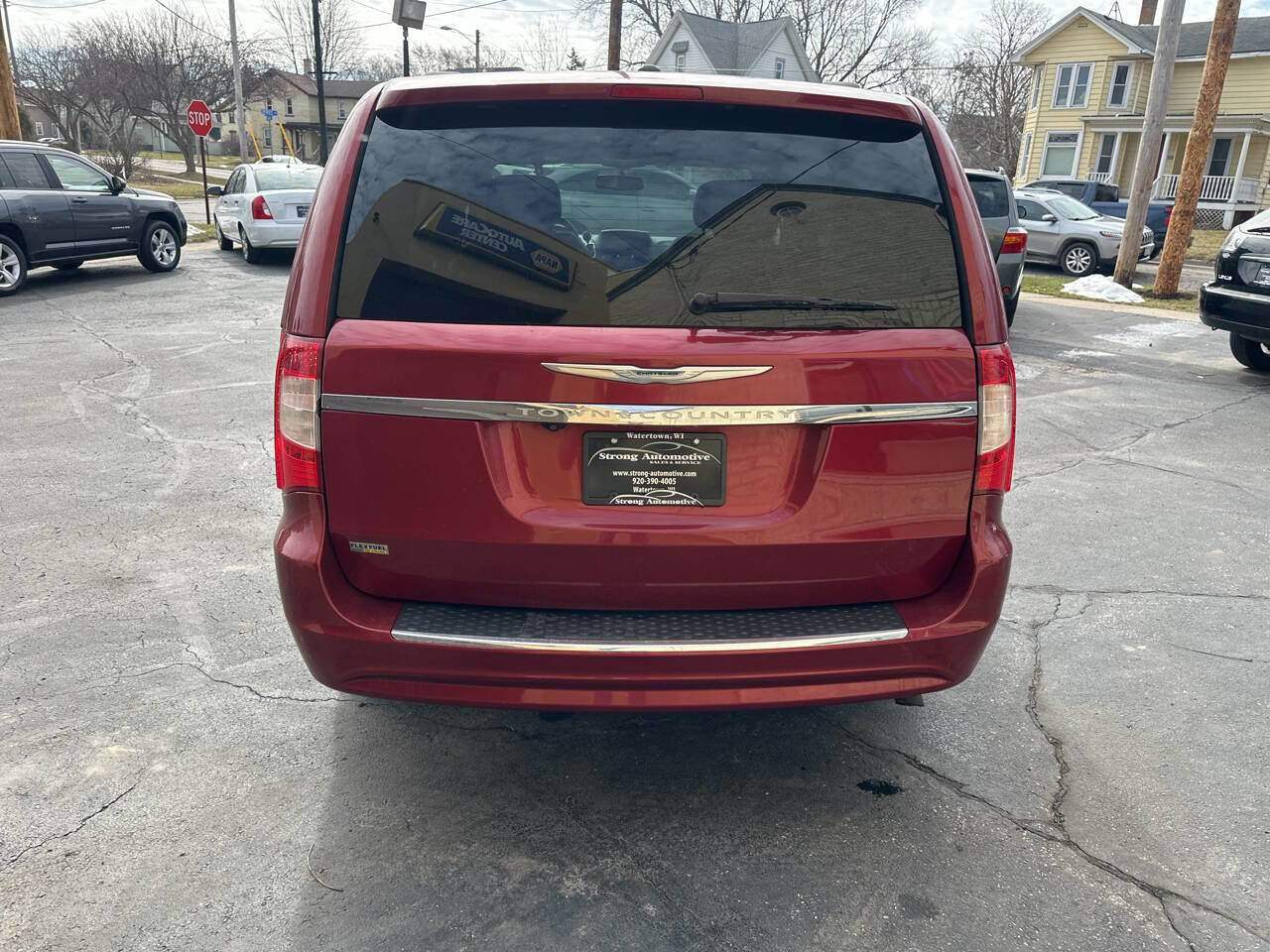 Used 2016 Chrysler Town & Country Touring image 3