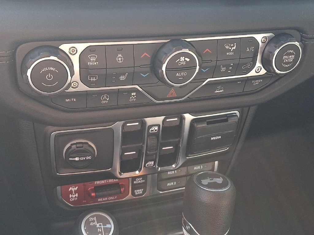 Used 2025 Jeep Wrangler Unlimited Rubicon w/ Convenience Group AWD/4WD image 15