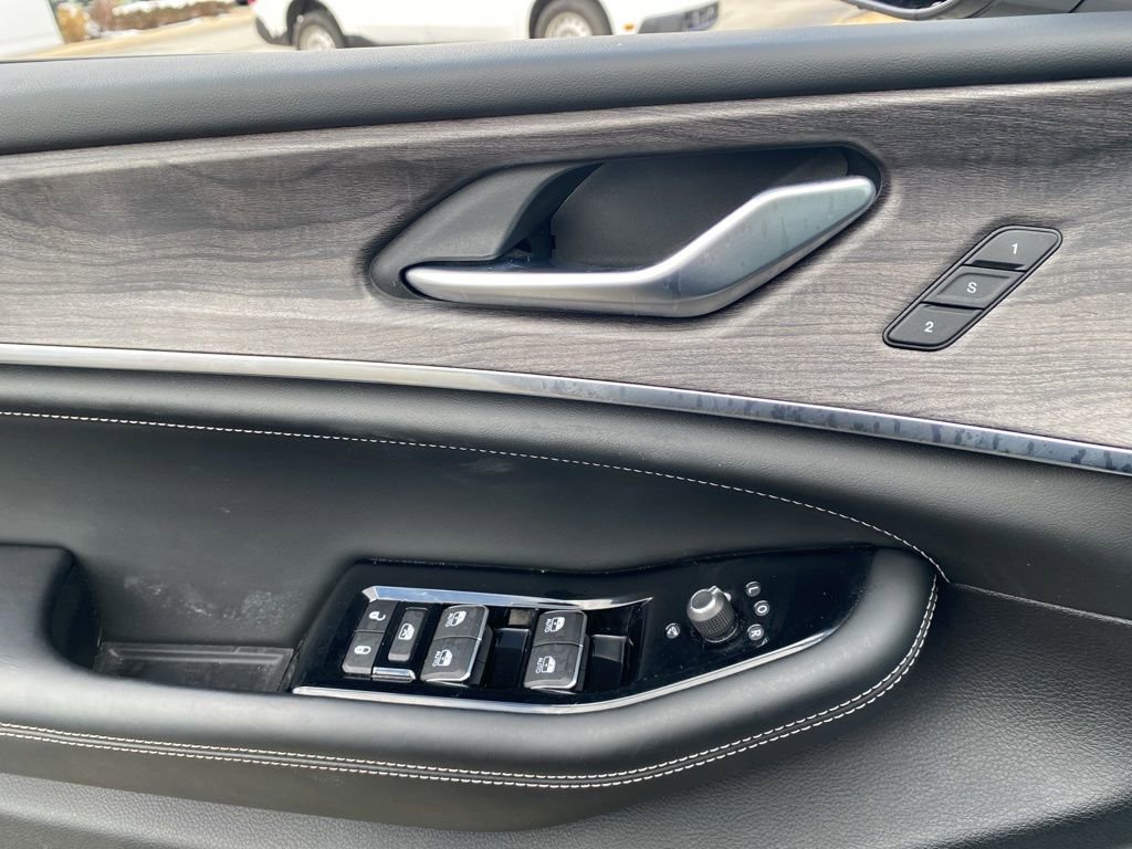 Used 2023 Jeep Grand Cherokee L Overland image 24