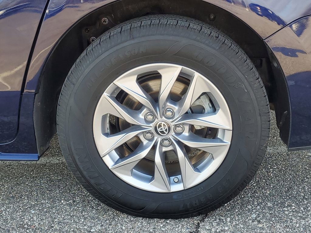 Used 2023 Toyota Sienna LE image 5