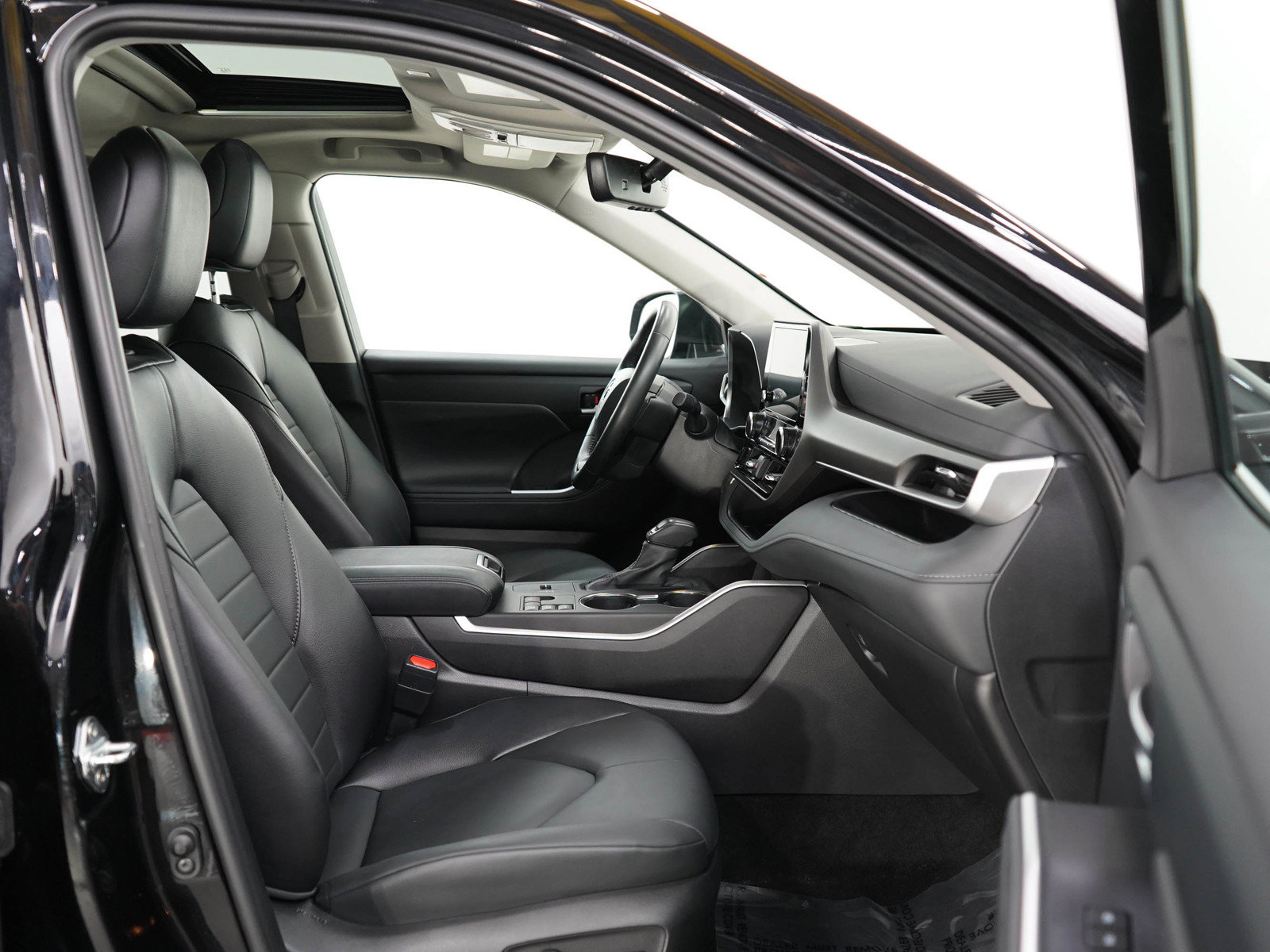 Used 2025 Toyota Highlander XLE AWD/4WD image 11