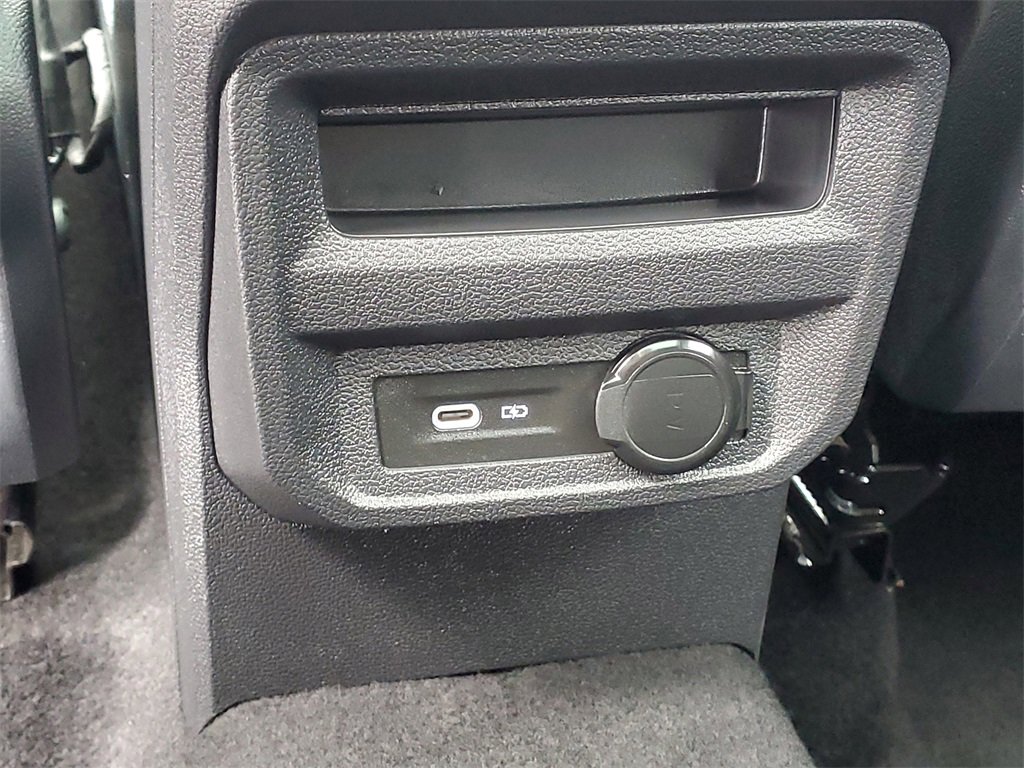 Used 2022 Volkswagen Tiguan SE R-Line image 16