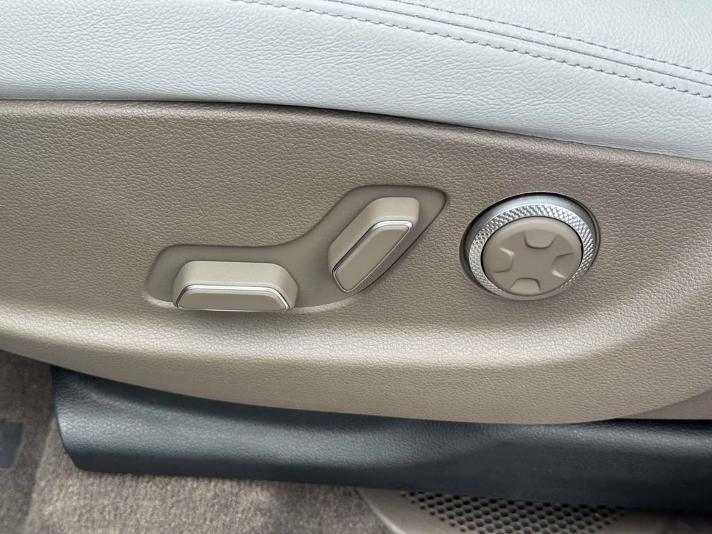 Certified 2026 Genesis GV70 2.5T Advanced AWD/4WD image 17