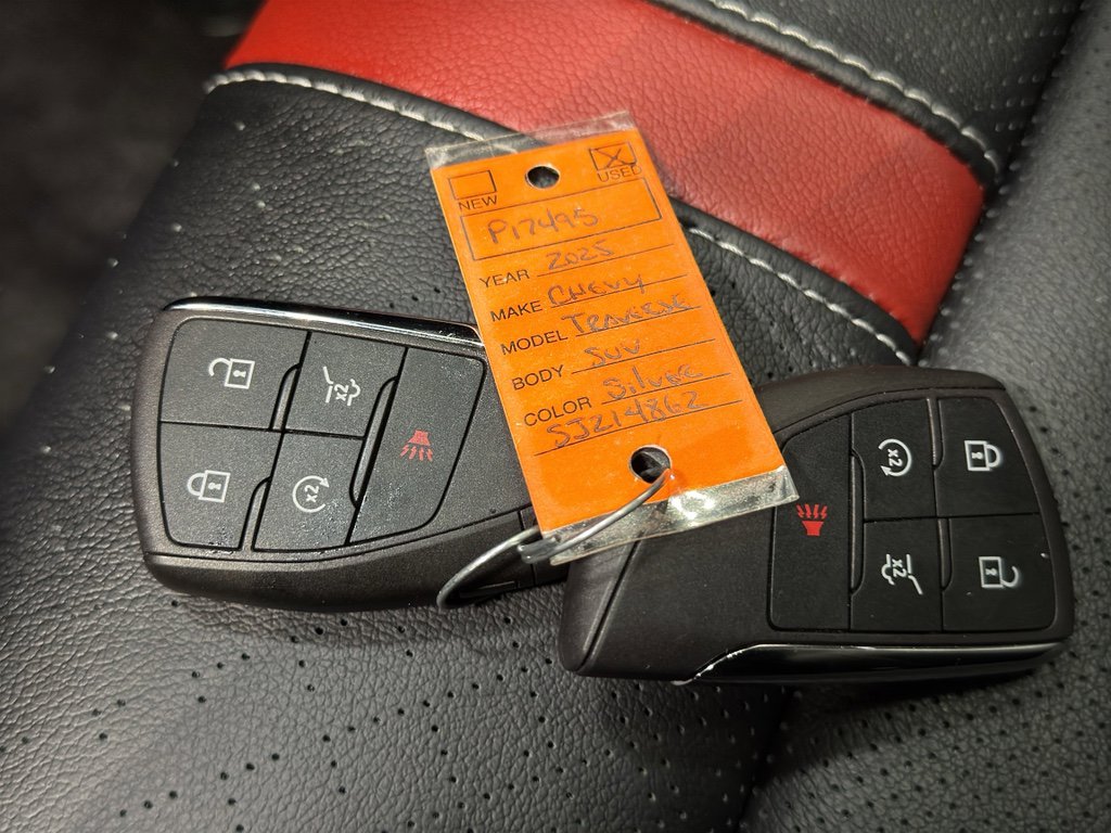 Used 2025 Chevrolet Traverse RS image 45