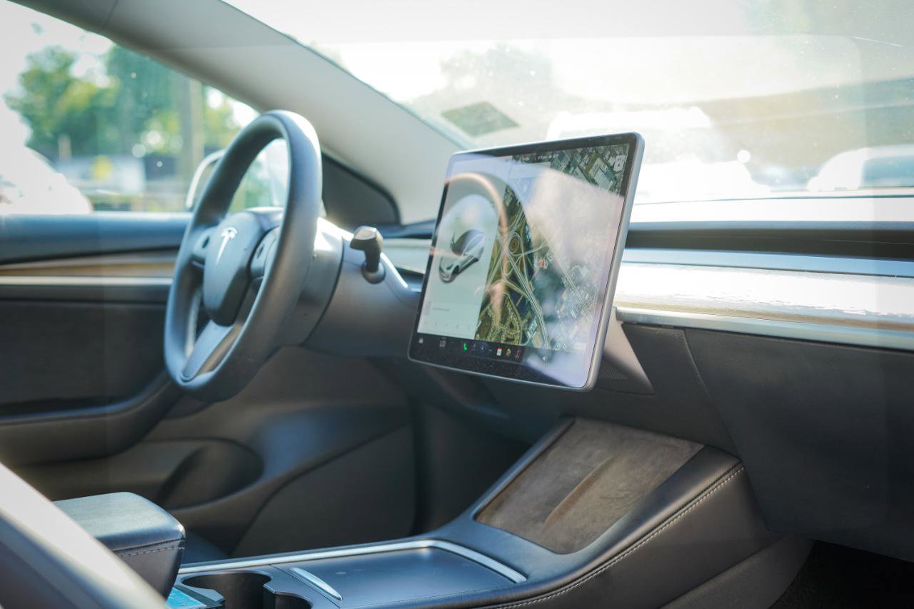 Used 2021 Tesla Model 3 Standard Range Plus RWD image 9