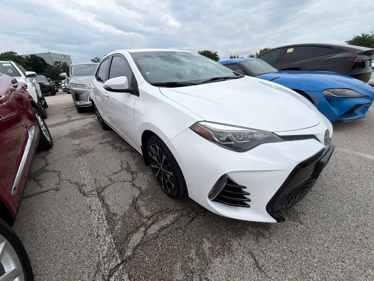 Used 2019 Toyota Corolla SE w/ SE Premium Package FWD image 3