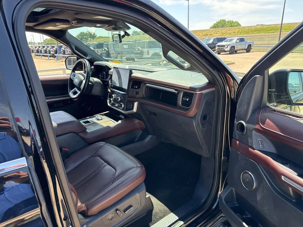 Used 2022 Ford Expedition Limited RWD image 16