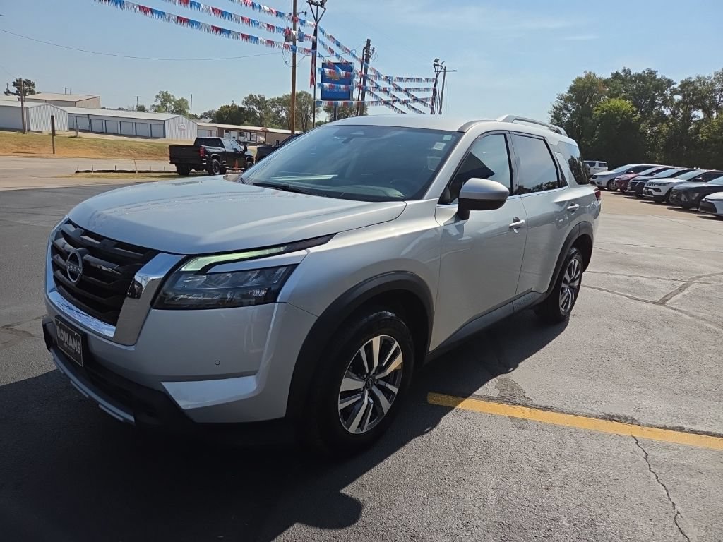 Used 2025 Nissan Pathfinder SL AWD/4WD image 3