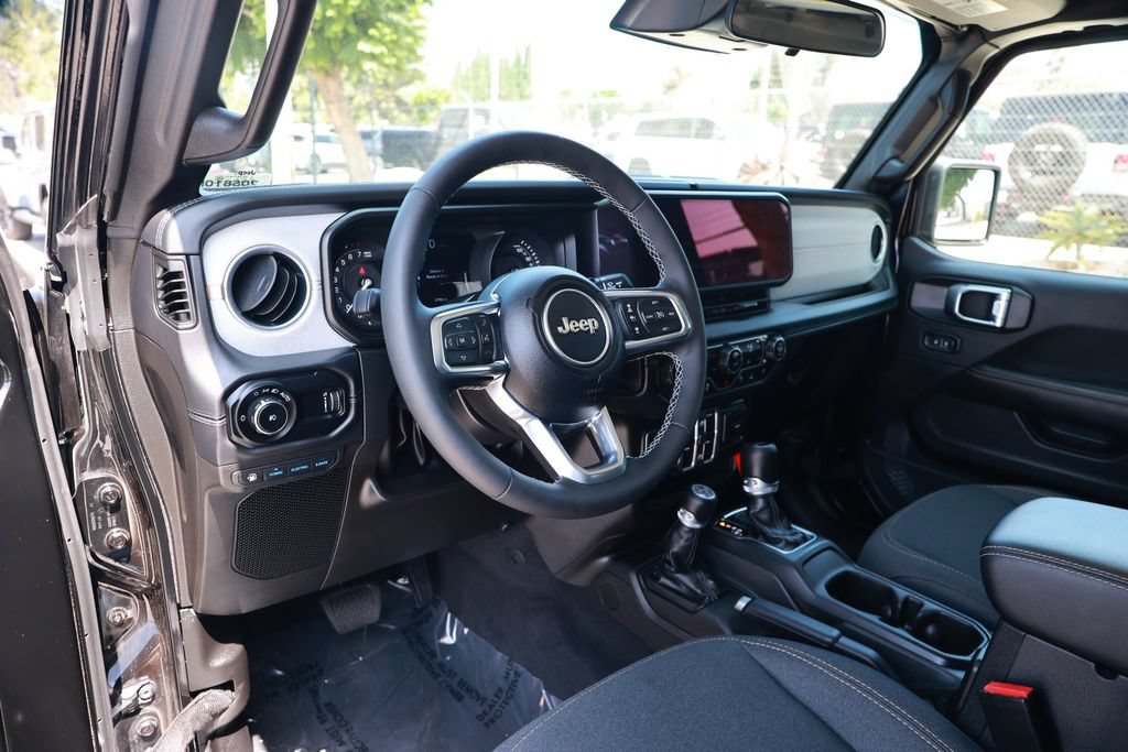 Used 2025 Jeep Wrangler Unlimited Sahara w/ Safety Group AWD/4WD image 16