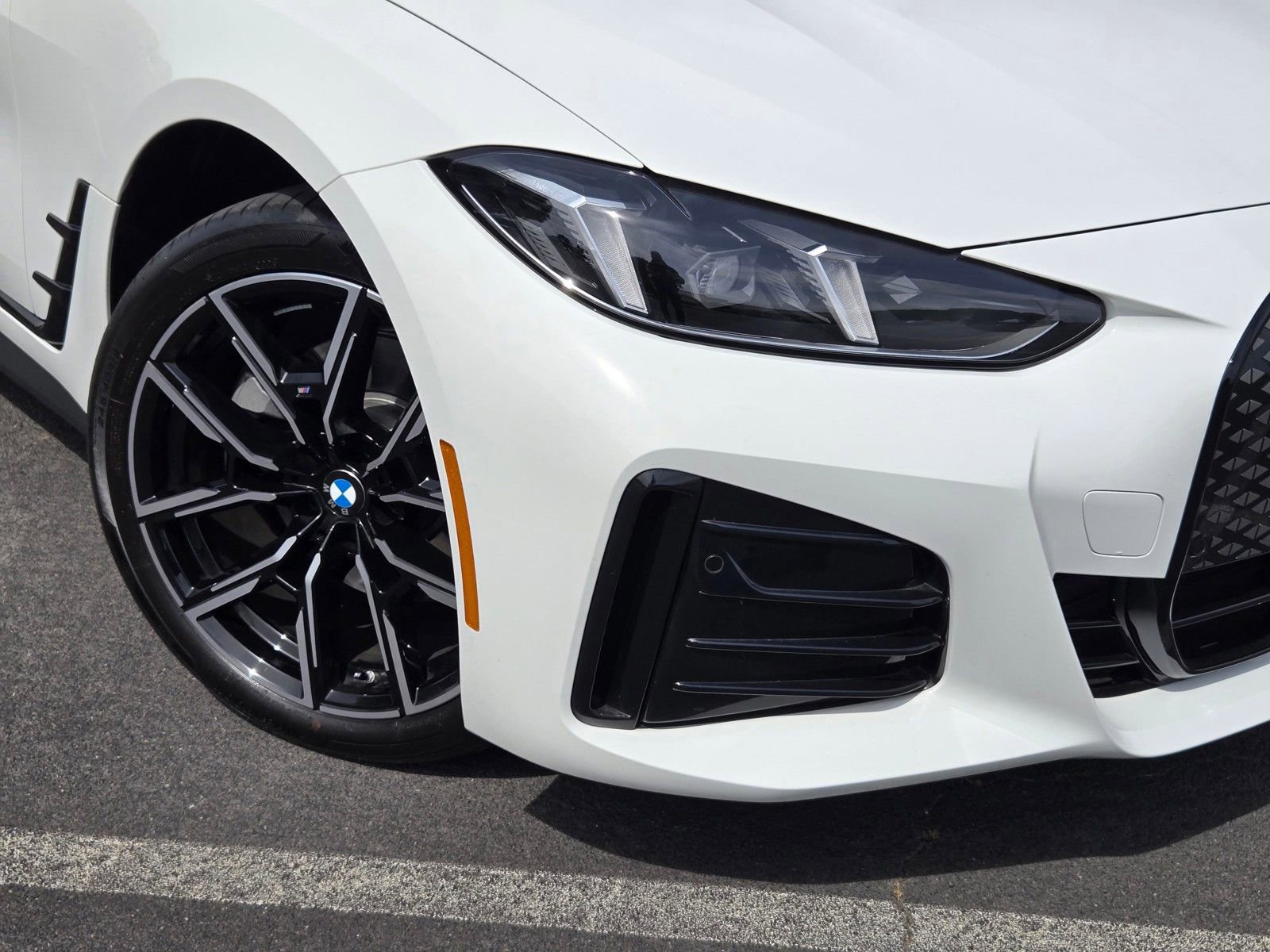 Used 2025 BMW i4 eDrive40 RWD image 9