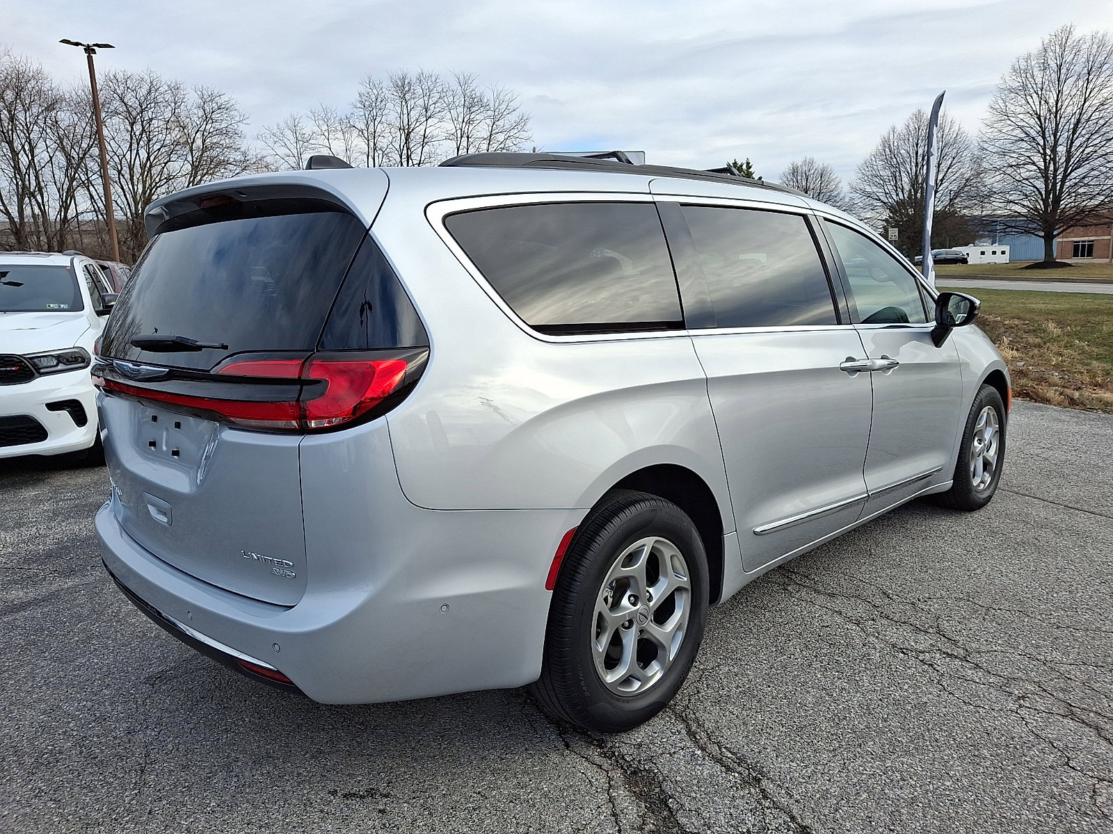 Used 2023 Chrysler Pacifica Limited image 8