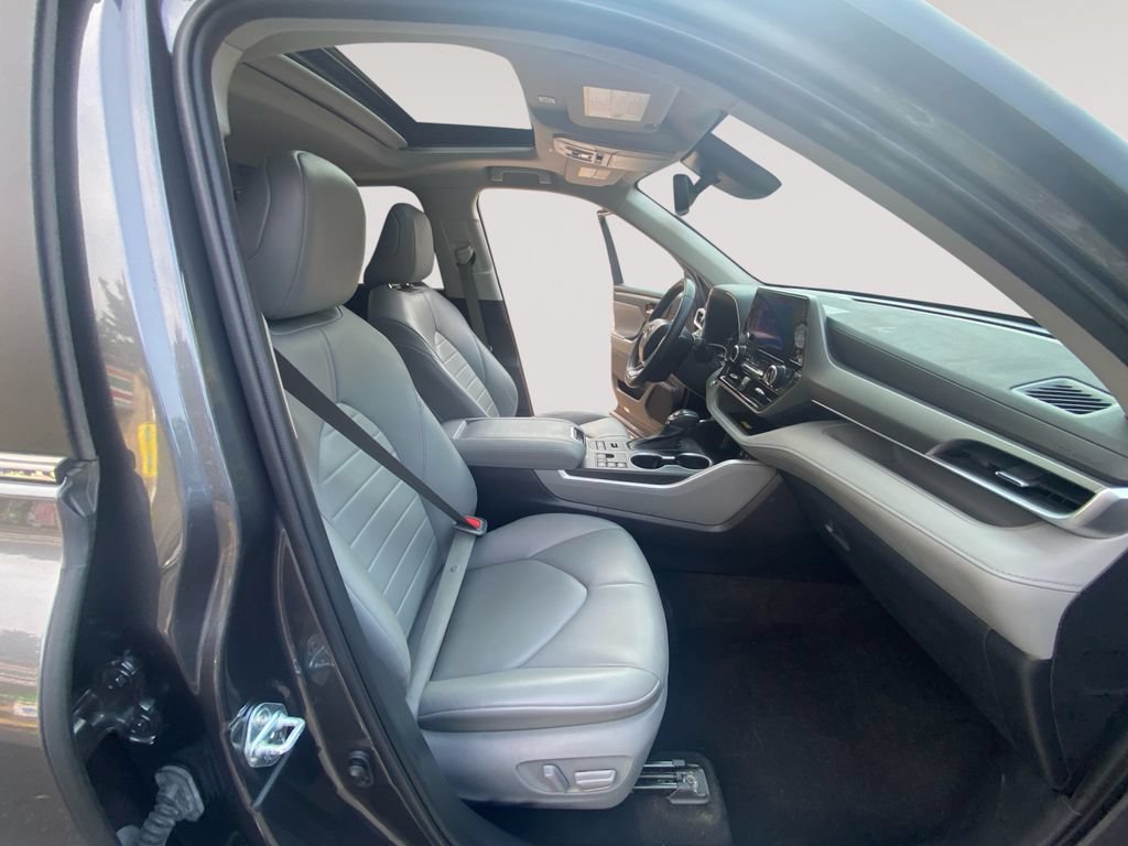 Used 2023 Toyota Highlander XLE AWD/4WD image 15