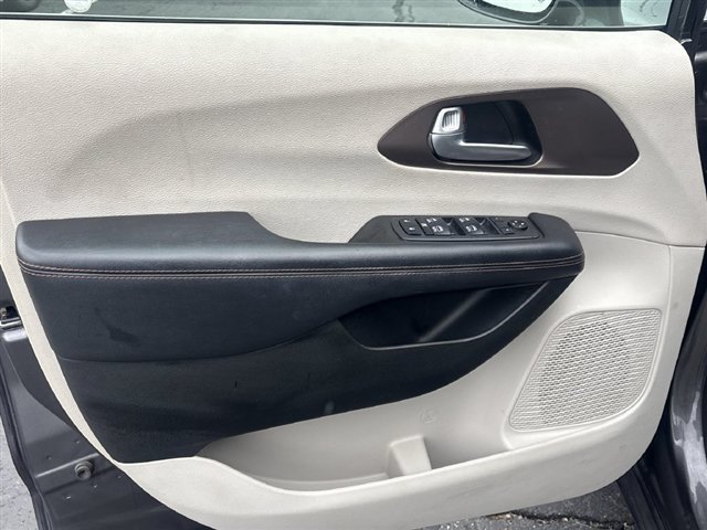 Used 2018 Chrysler Pacifica Touring-L Plus FWD image 22