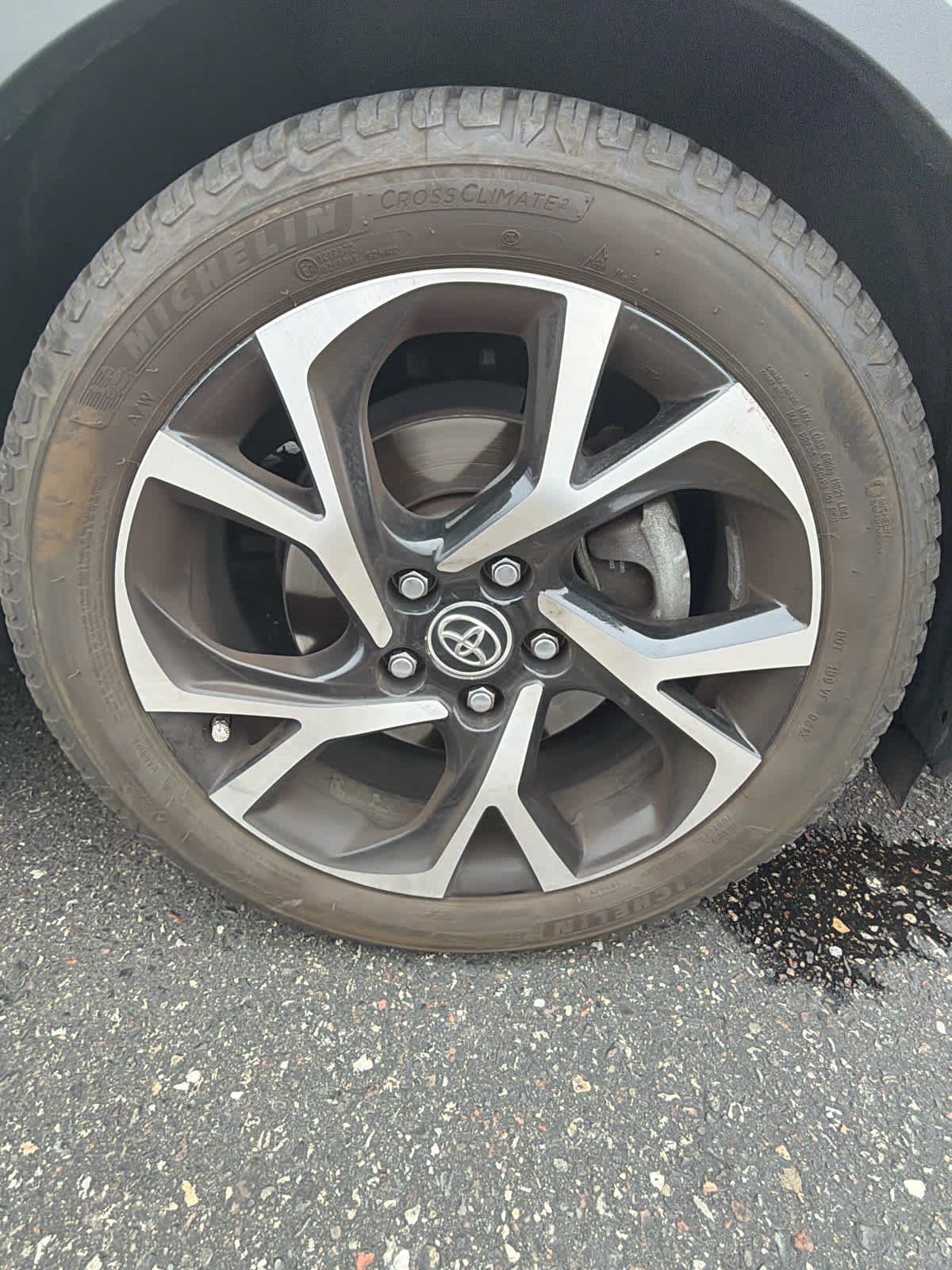 Used 2019 Toyota C-HR XLE FWD image 3