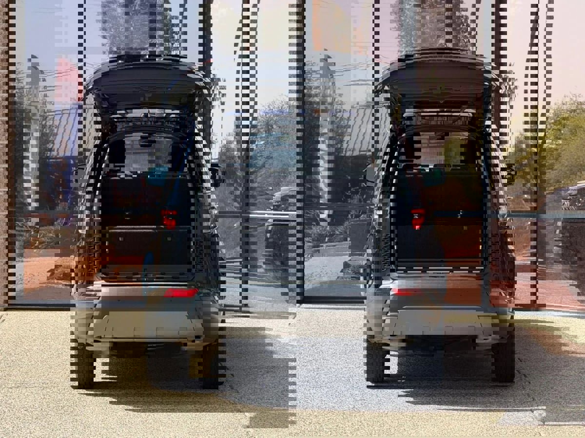 Used 2019 Land Rover Discovery HSE image 11