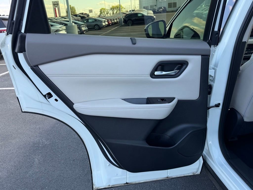 Used 2025 Nissan Rogue SL w/ Tech Package image 17