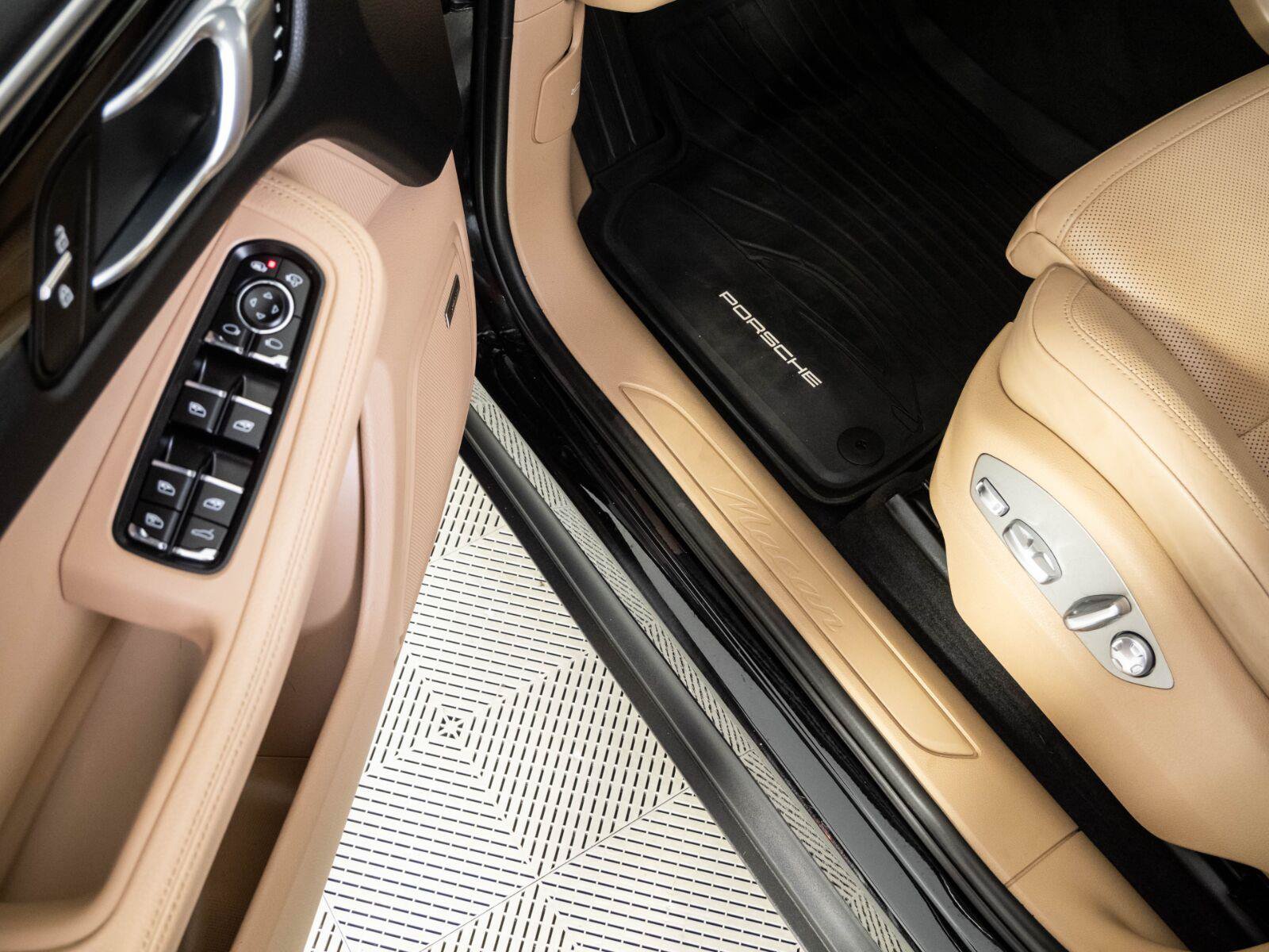 Used 2019 Porsche Macan AWD/4WD image 9