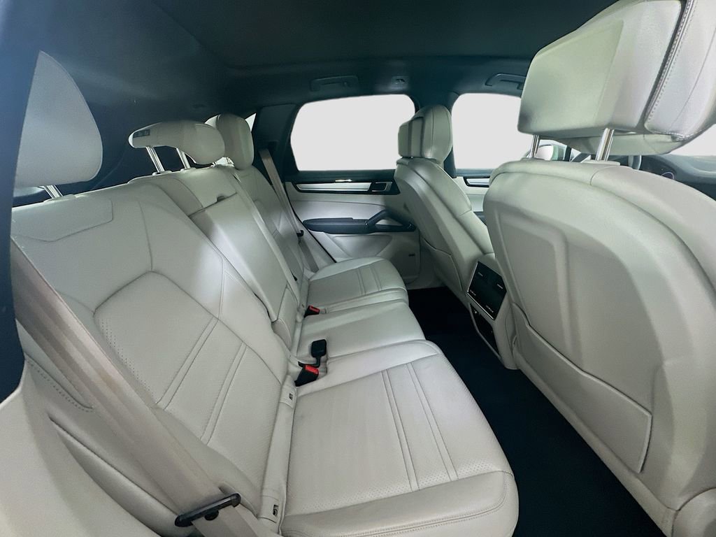 Certified 2023 Porsche Cayenne Platinum Edition image 29