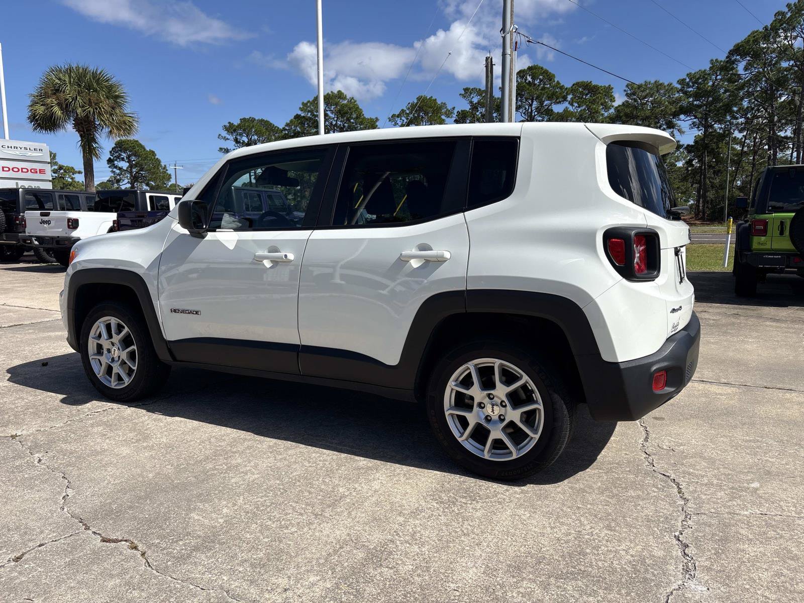 Certified 2023 Jeep Renegade Latitude AWD/4WD image 5