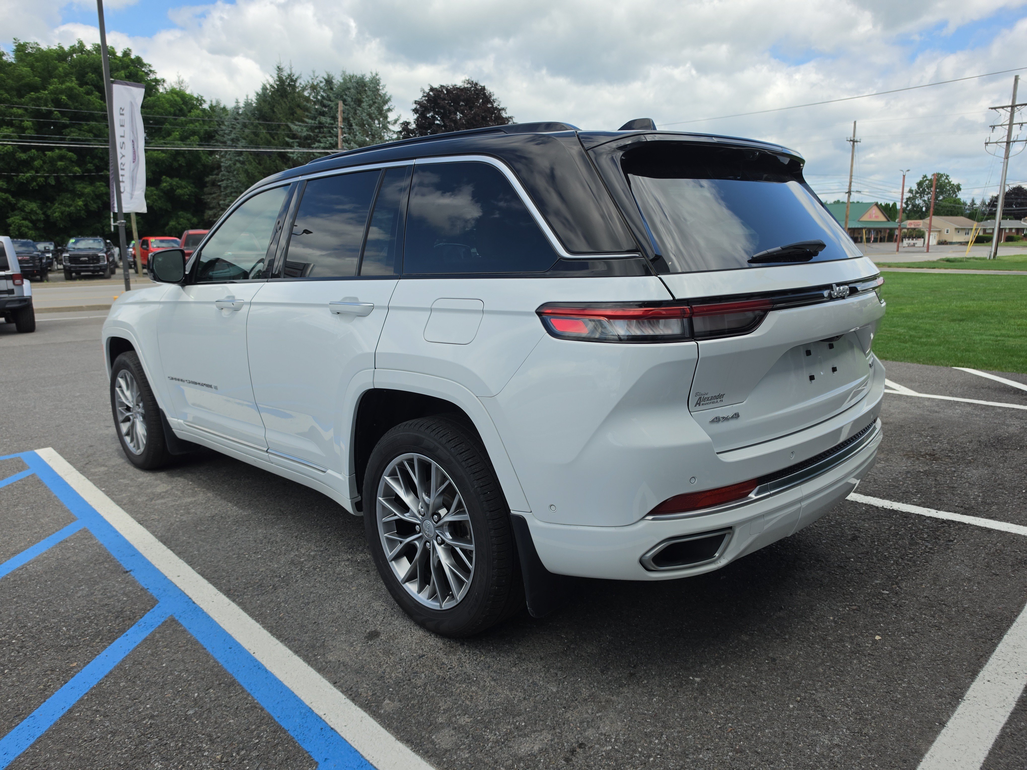 Used 2024 Jeep Grand Cherokee Summit w/ Adv Protech Group IV AWD/4WD image 6