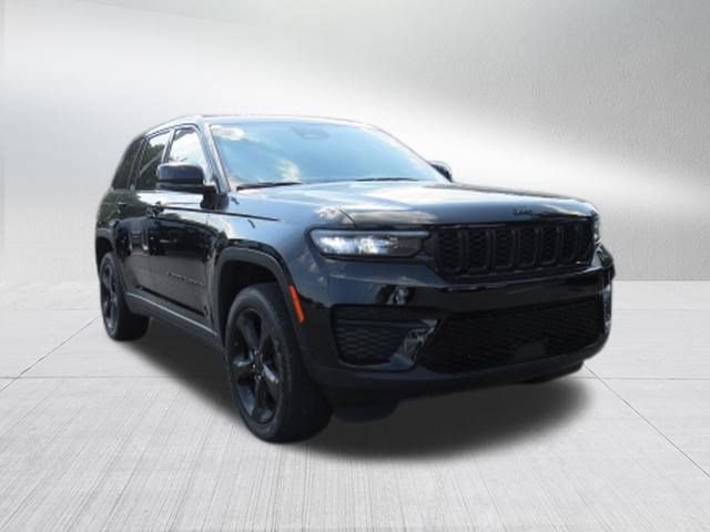 Used 2023 Jeep Grand Cherokee Altitude AWD/4WD image 8