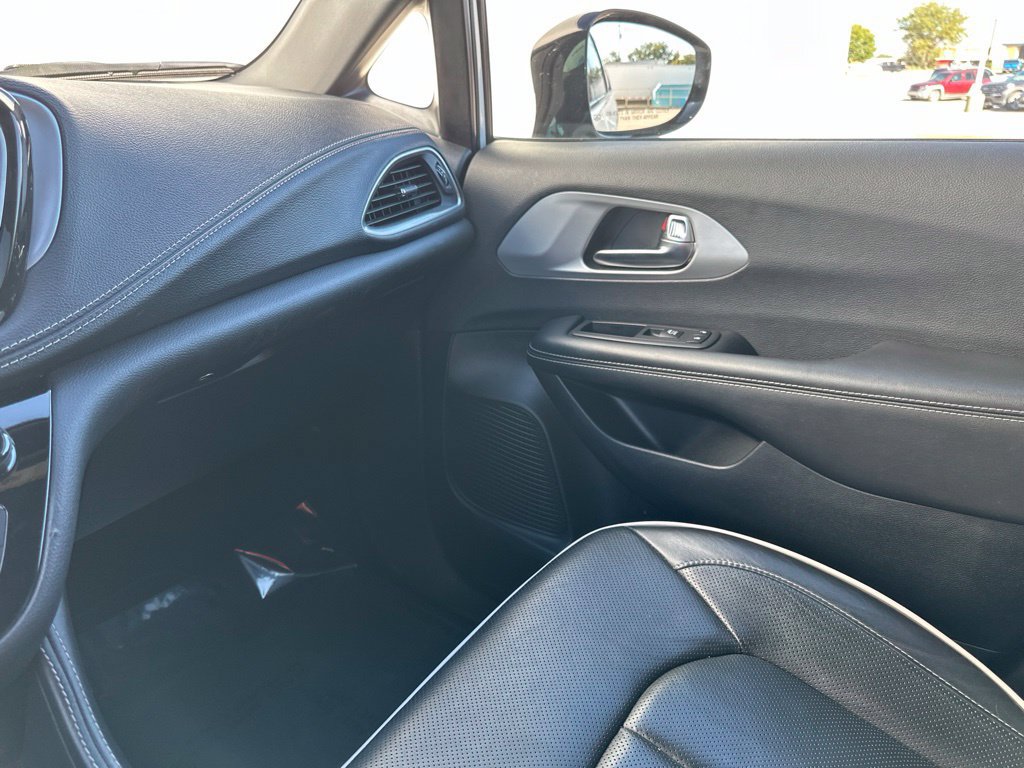 Used 2025 Chrysler Pacifica Limited FWD image 57