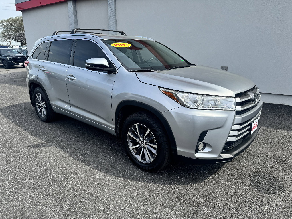 Used 2017 Toyota Highlander XLE w/ Carpet Mat Package AWD/4WD image 4