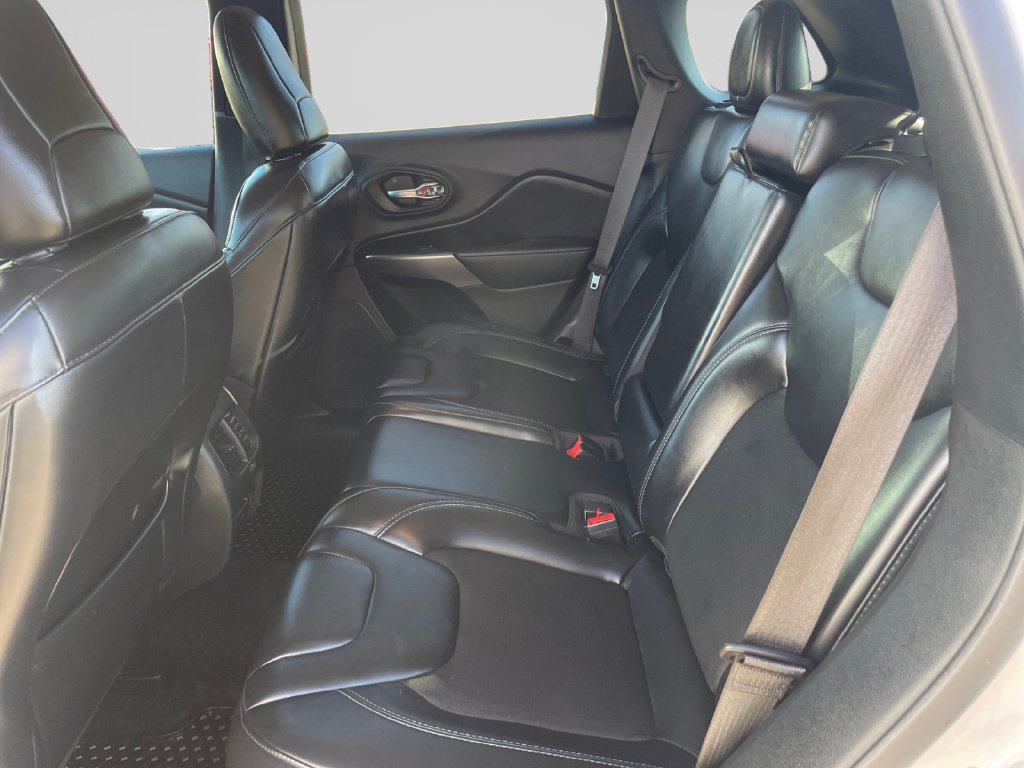 Certified 2020 Jeep Cherokee Latitude Plus w/ Comfort/Convenience Group AWD/4WD image 19