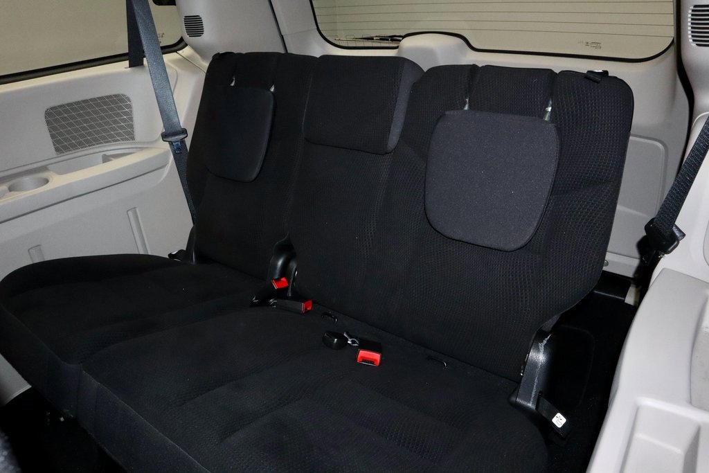Used 2018 Dodge Grand Caravan SE w/ UConnect Hands-Free Group image 17