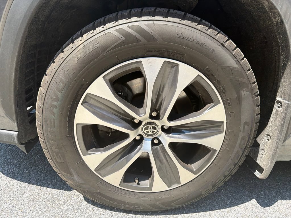 Used 2021 Toyota Highlander XLE AWD/4WD image 10