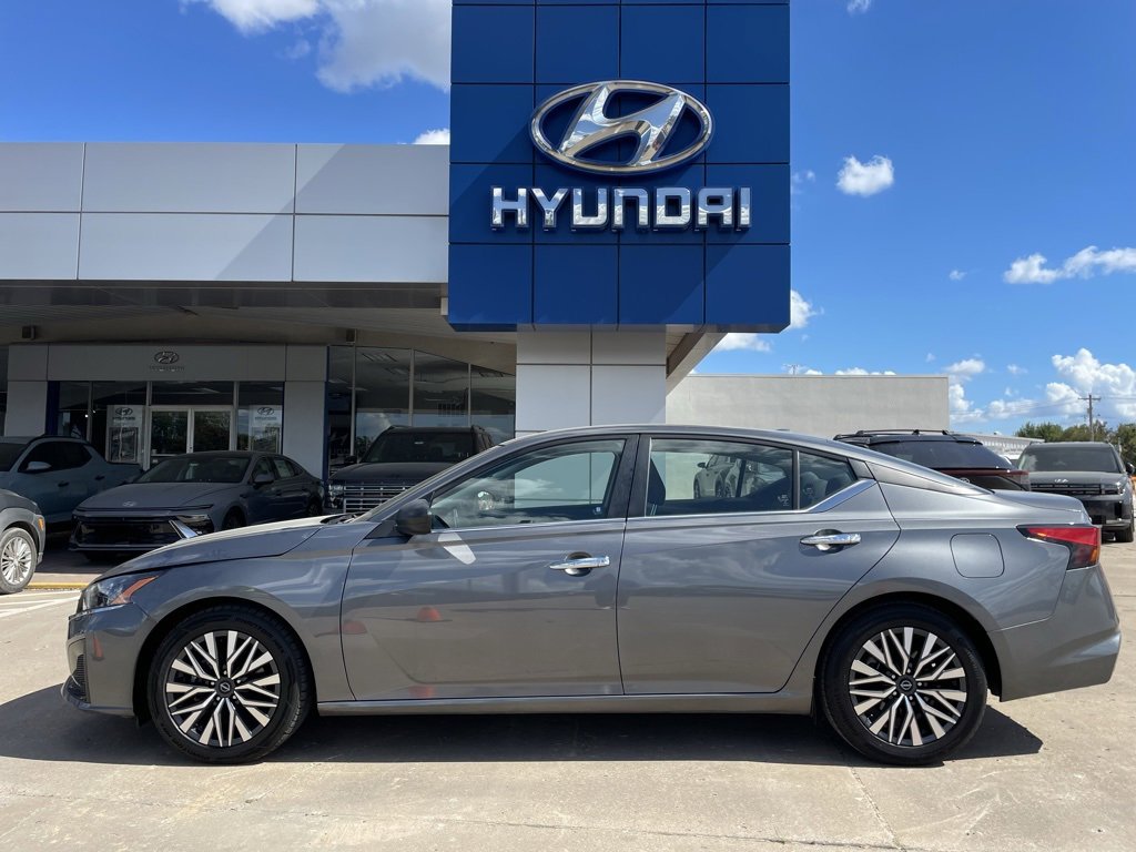 Used 2024 Nissan Altima 2.5 SV image 1