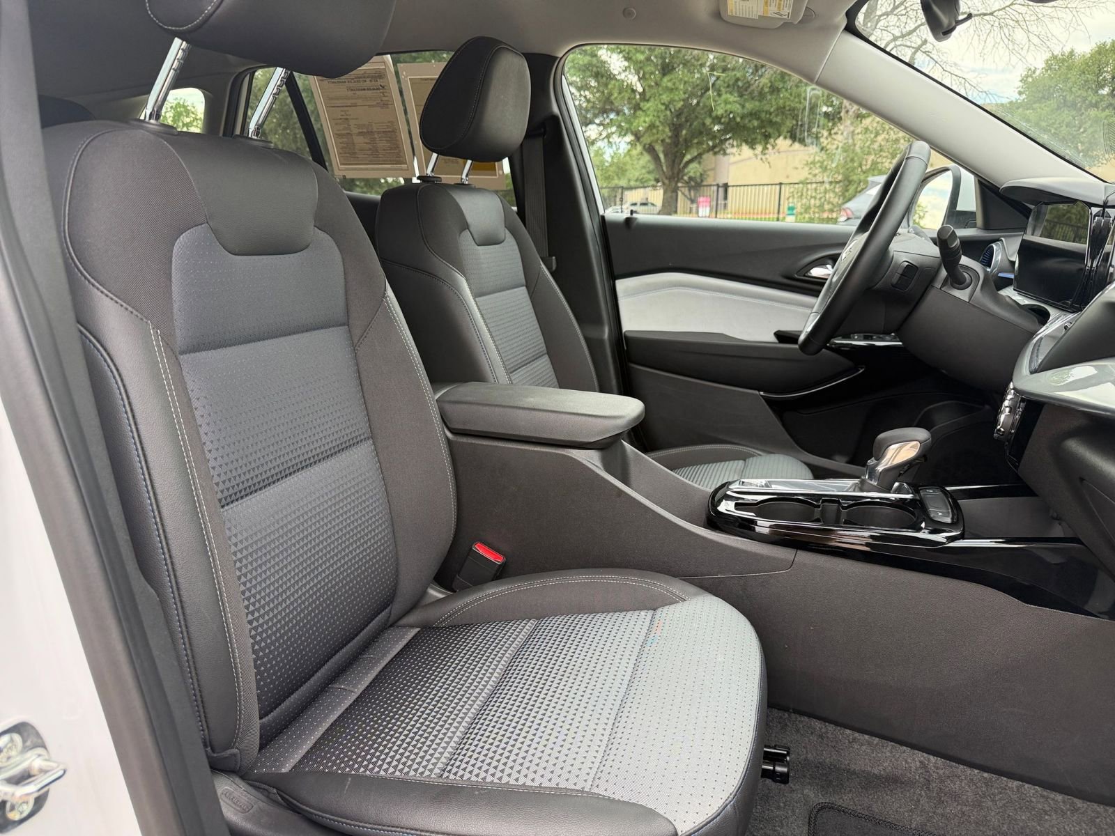 Used 2025 Chevrolet Trax LT w/ LT Convenience Package FWD image 37