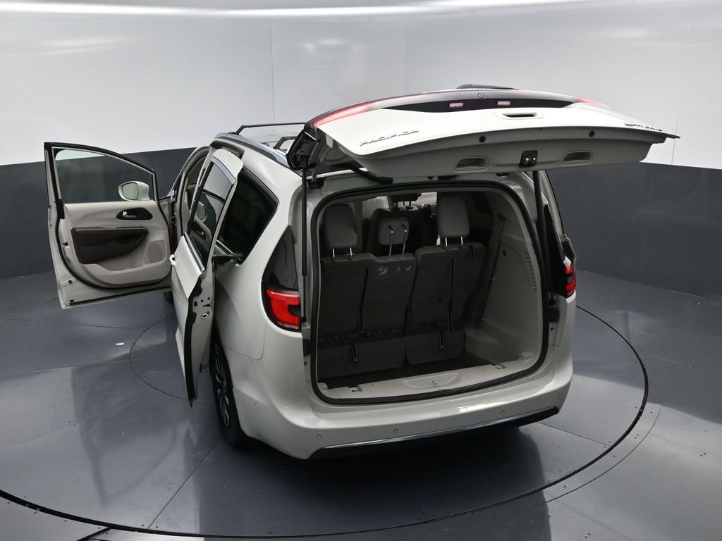 Used 2021 Chrysler Pacifica Touring-L image 21