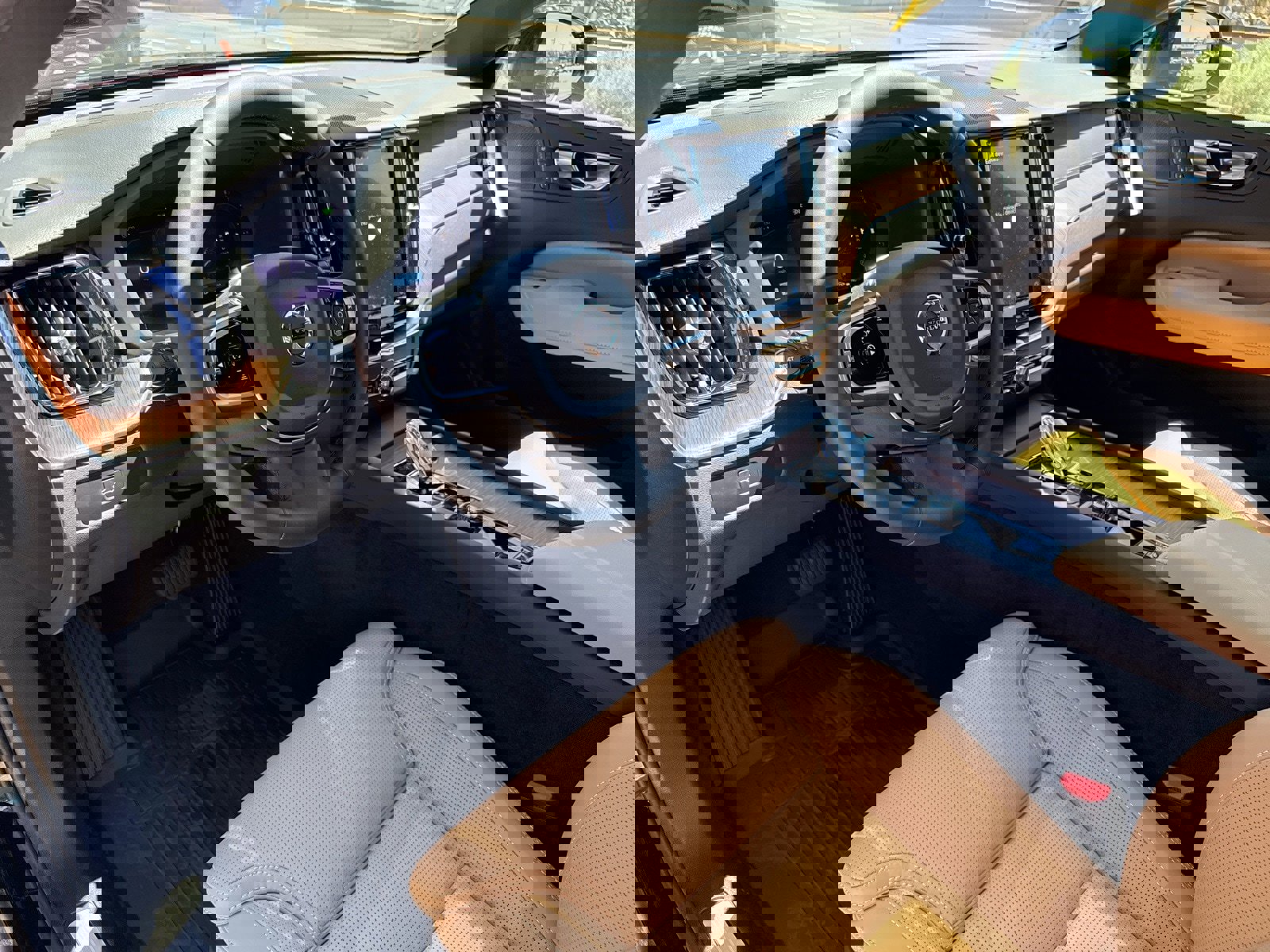 Certified 2025 Volvo XC60 B5 Ultra w/ Protection Package Premier image 21