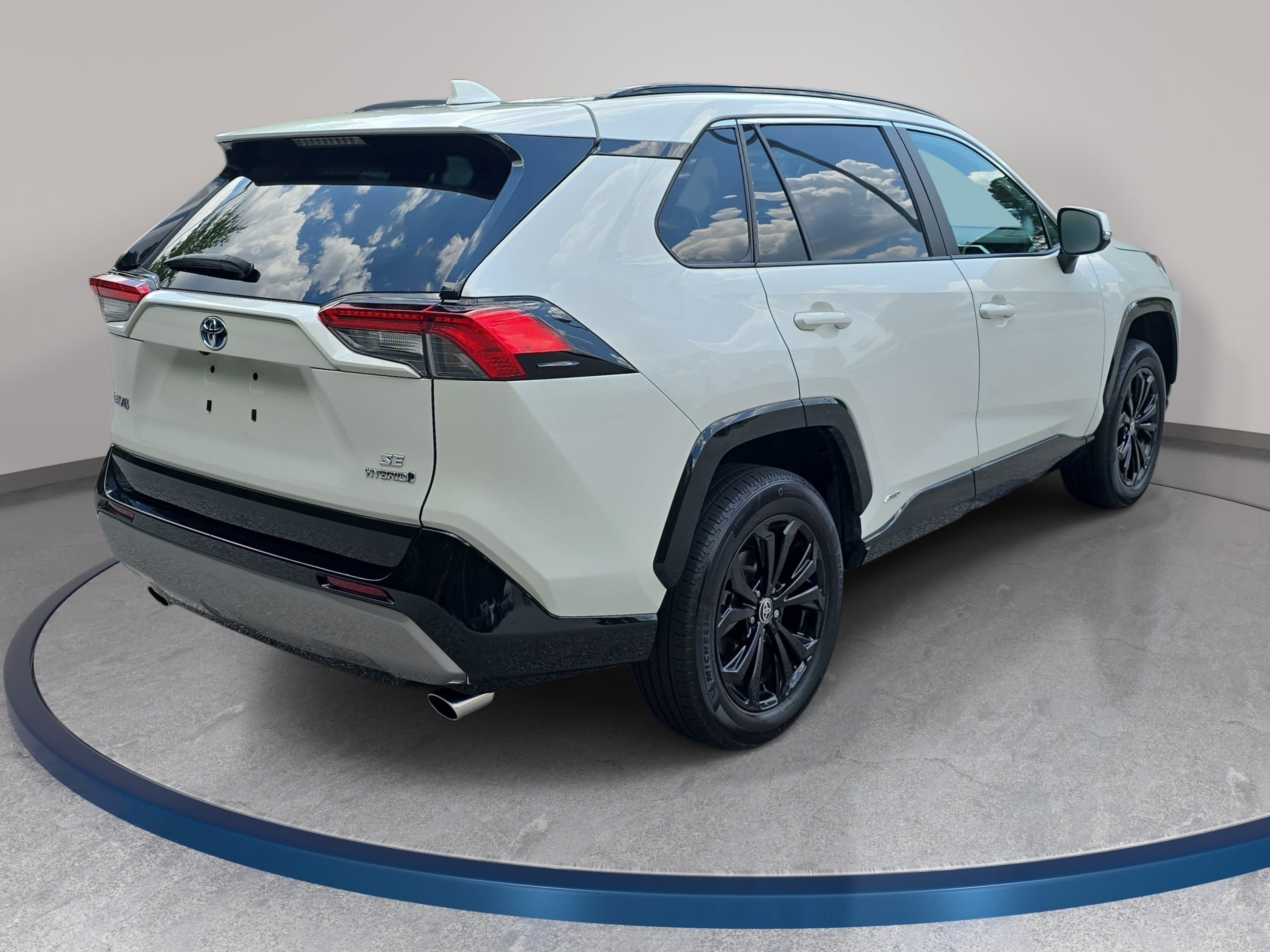 Used 2022 Toyota RAV4 SE w/ Convenience Package AWD/4WD image 5