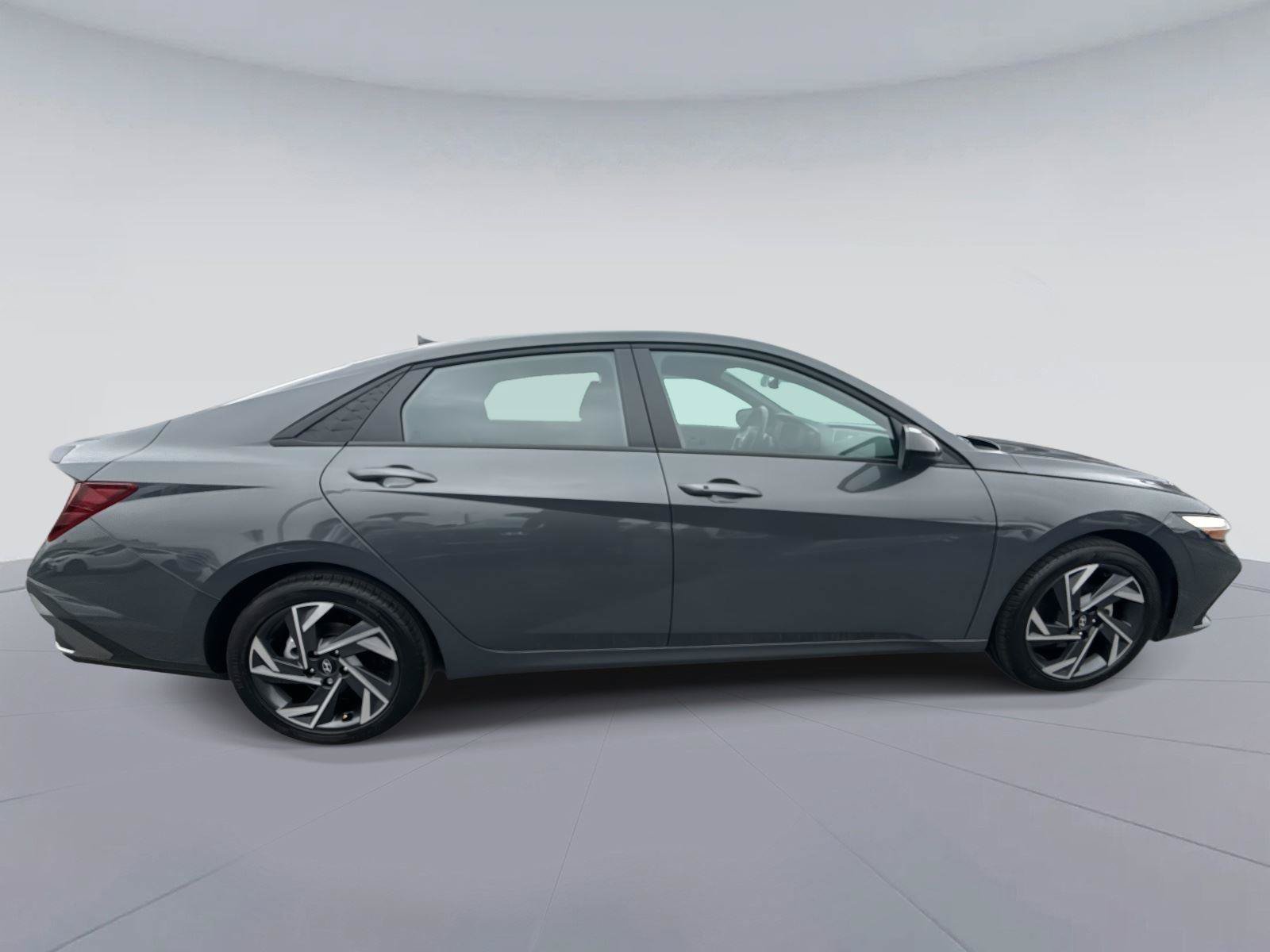 Used 2025 Hyundai Elantra Sport FWD image 2